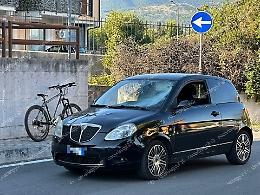 Incidente tra un'auto e una bicicletta. Paura per un quattordicenne