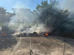 Incendio in un'abitazione. Due carabinieri finiscono in ospedale 