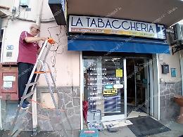 Furto nella notte. Presa di mira la tabaccheria "Renelli" di via Puccini