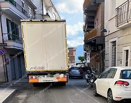 Autoarticolato resta bloccato in Corso Vittorio Emanuele II