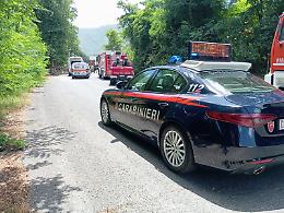 Camion si ribalta e finisce contro uno scooter: gravemente ferito il conducente del ciclomotore