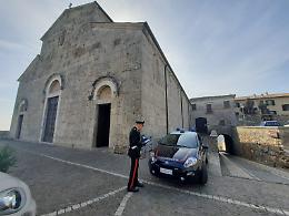 Furto in un'autofficina: identificati i responsabili