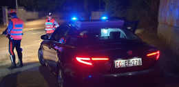 Aggredisce la compagna, la nonna e poi si scaglia contro i carabinieri