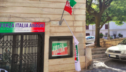 Bandiera divelta nella sede di Forza Italia