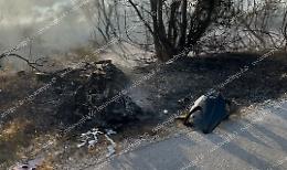 Incidente tra scooter e auto: un mezzo va a fuoco e provoca un incendio