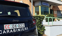 Viola il divieto di avvicinamento ai genitori: disposti i domiciliari con braccialetto elettronico