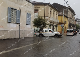 Bomba d'acqua in città. Caos e disagi