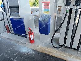 Paura in un distributore di carburante. Cestino prende fuoco