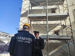 Un operaio privo di contratto e carenze strutturali. Sospesa una ditta edile