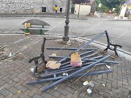 Vandali in azione a Caira, danneggiata la panchina 