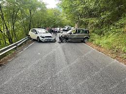 Frontale tra due auto sulla provinciale per gli Altipiani