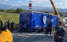 Autoarticolato perde il rimorchio, momenti di paura in strada