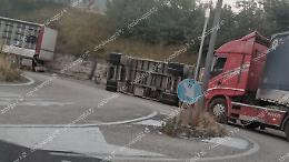 Si ribalta il rimorchio di un mezzo pesante