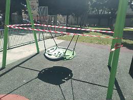 Parco Santa Chiara: gioco pericoloso, area transennata dai vigili