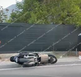 Incidente in via Casilina, ferito un giovane motociclista