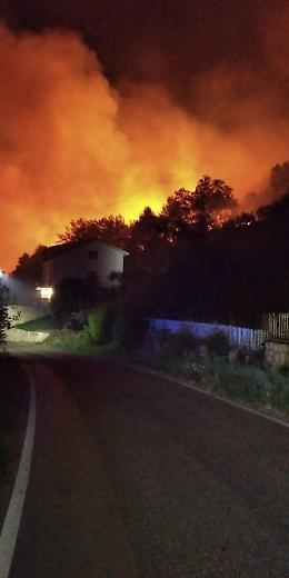 Incendio nella notte, evacuate tre abitazioni 