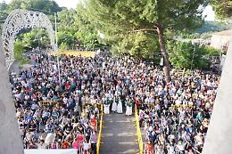 Fede e tradizione: folla di fedeli per i festeggiamenti in onore di Sant'Anna