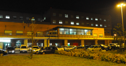 Accoltellato in casa dai ladri. Lui impugna una pistola e spara