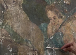 Si restaura l'affresco della Vergine