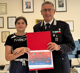 Studentessa presenta una tesina sull'Arma dei Carabinieri 
