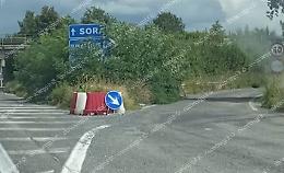 Avvallamenti, buche e segnaletica coperta dalla vegetazione. Nuovo appello per la superstrada