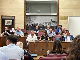Il consiglio rinvia l'ordine del giorno su Gaza. Marzi nel mirino del Pd: «Ti sei avvicinato troppo al posto sbagliato?»