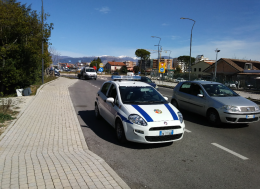 Investe e fugge, denunciato