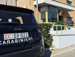 Aggredisce la madre con calci e pugni e la minaccia di morte