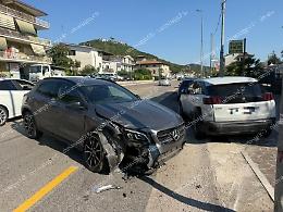 Finisce contro un’auto in sosta sulla Cassino-Formia