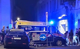 Rissa in pieno centro e lite tra due minori: una ragazza colta da malore