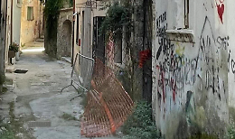 Pericolo in agguato: transenne rimosse in via Gelsi