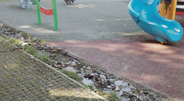 Parco Santa Chiara, l'area giochi è un pantano