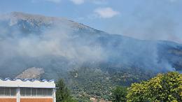 Continuano gli incendi: due canadair al lavoro per spegnerli