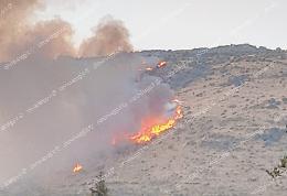 Un fulmine provoca un incendio sulla montagna di Sant'Oliva: arrivano i vigili del fuoco