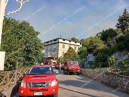 Incendio causato da un fulmine: vigili del fuoco al lavoro per domare le fiamme