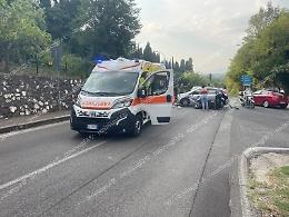 Scontro fra un'auto e uno scooter. Ventiseienne ferito gravemente