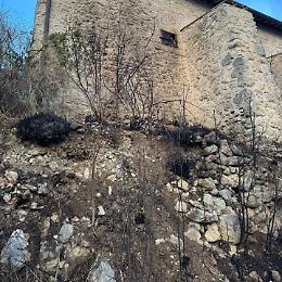 Incendio a Colle di Sant'Amasio, danneggiata l'antica chiesetta