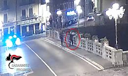 Minaccia il suicidio da un ponte. Salvato dai carabinieri