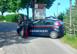 Violenze, minacce e maltrattamenti ai genitori: allontanato dalla casa familiare