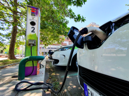 Le automobili elettriche con il freno a mano tirato
