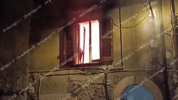 Incendio in un appartamento. Paura per un uomo svegliato dalle fiamme 