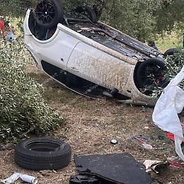 Con l'auto nella scarpata. Soccorsi sul posto