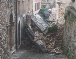 Crolla un muro in pieno centro