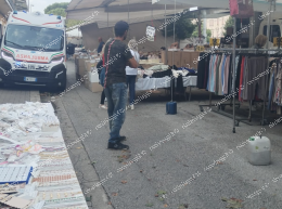 Ambulanza costretta allo slalom tra le bancarelle del mercato
