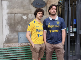 Il Frosinone ufficializza le maglie 2025/2026 con i tifosi