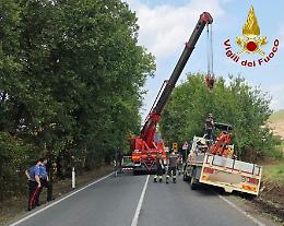 Mezzo pesante fuori strada. Arrivano i vigili del fuoco