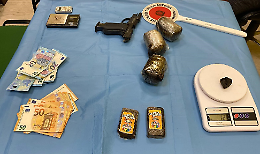 In casa con un chilo di droga, una pistola e denaro in contante: arrestato
