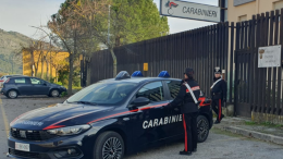 Litiga con i parenti. Impugna un fucile e minaccia di ucciderli