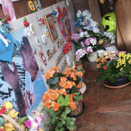 Rubato il casco dalla tomba di Andrea, morto 5 anni fa in un incidente