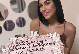 Errore grossolano sulla torta di compleanno: sfottò a valanga per Gabriela Chieffo